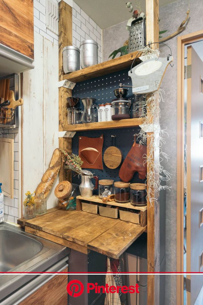 冷蔵庫とキッチンの間の微妙な隙間も 天井と床とでつっぱるキットを買って収納を自作 このお部屋はこちら 狭い キッチン 狭いキッチン レイアウト インテリア Painless Life