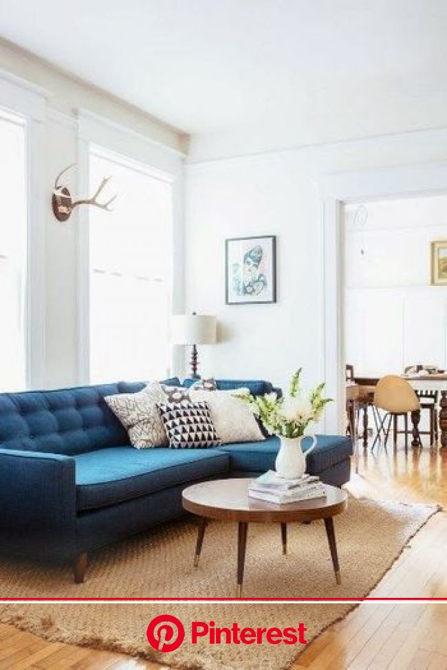 シンプルな空間をインパクトのある色のソファでよりおしゃれに 青いソファ インテリア スタイル インテリア 家具 Painless Life